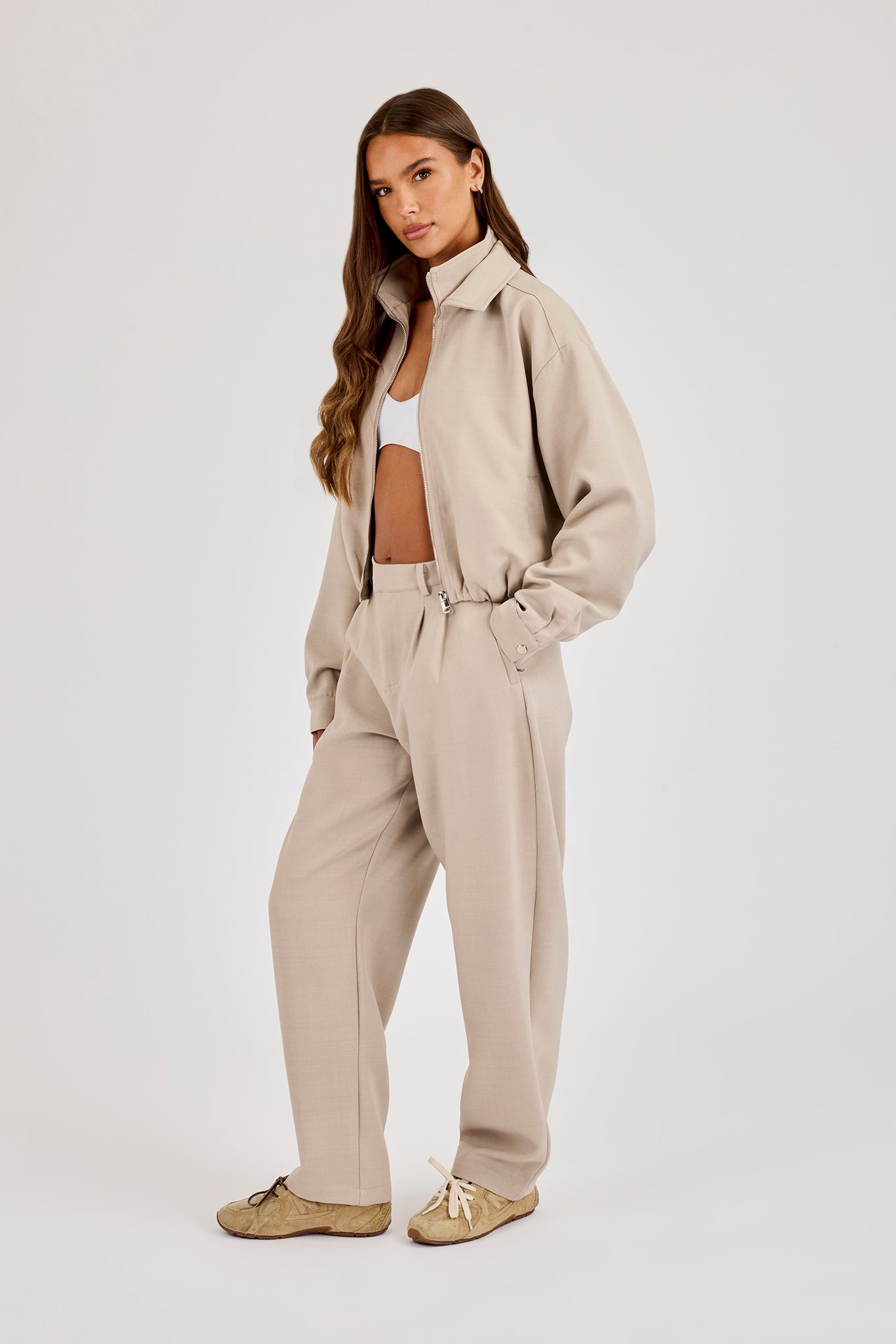 Jacke aus gewebtem Stoff mit Stickereien & Hose mit Barrel-Leg - Beige